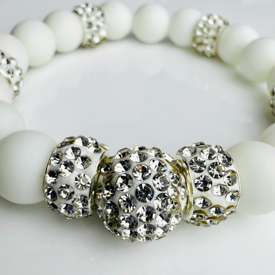 Handgefertigtes-Weisses Achat-Armband – Strahlende Eleganz mit Strasssteinen von Elurea, in Schweizer Handarbeit gefertigt und individuell anpassbar im 'Style it yourself'-Konzept, aus hochwertigen Materialien.
