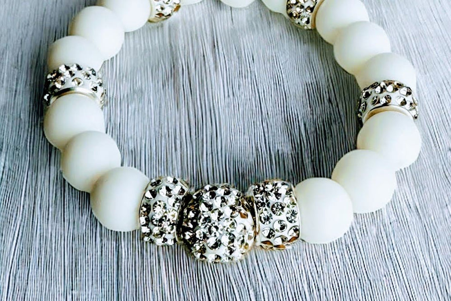 Handgefertigtes-Weisses Achat-Armband – Strahlende Eleganz mit Strasssteinen von Elurea, in Schweizer Handarbeit gefertigt und individuell anpassbar im 'Style it yourself'-Konzept, aus hochwertigen Materialien.