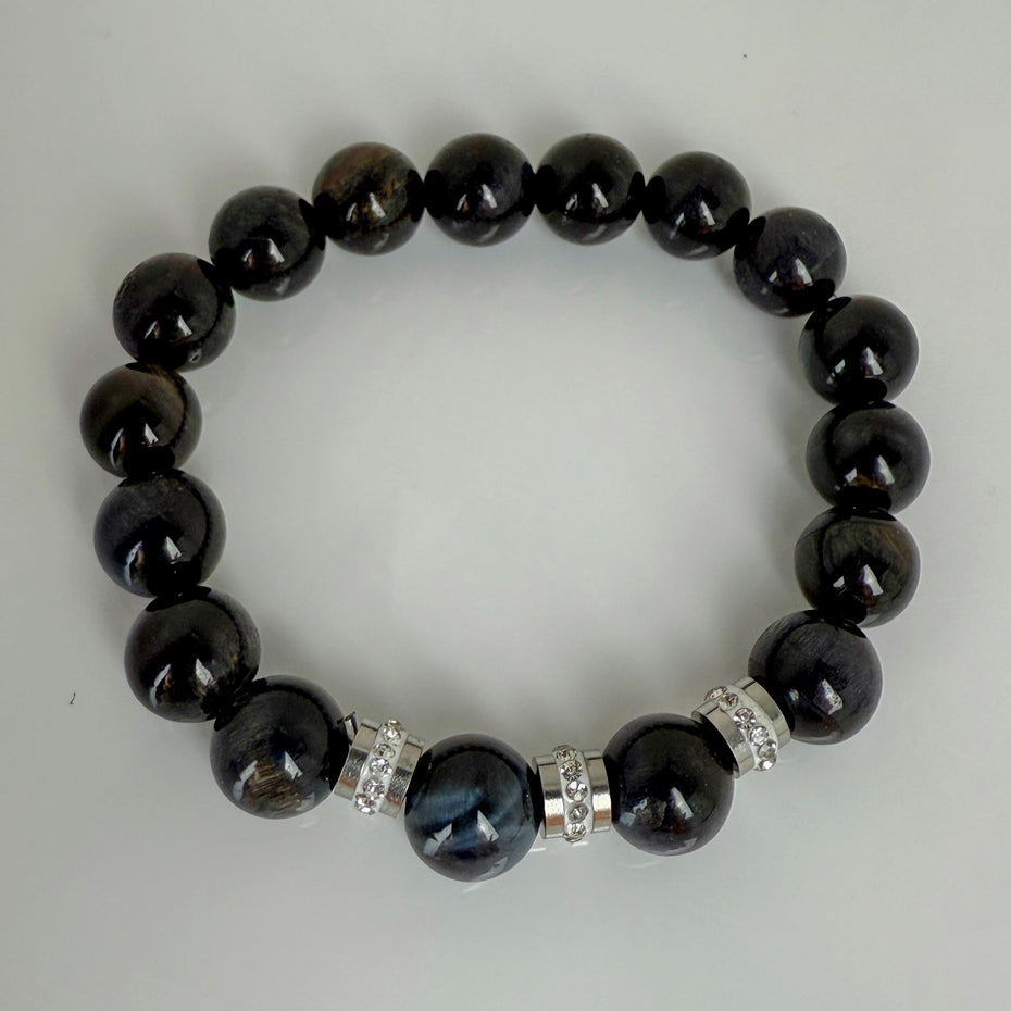 Schwarzes Achat-Armband mit funkelnden Edelstahl-Elementen und klaren Kristallen, handgefertigt in der Schweiz. Elegantes und modernes Design, perfekt für jeden Anlass.