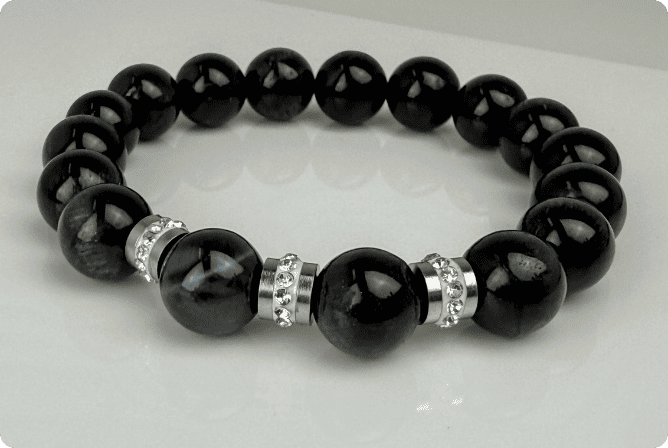Schwarzes Achat-Armband mit funkelnden Edelstahl-Elementen und klaren Kristallen, handgefertigt in der Schweiz. Elegantes und modernes Design, perfekt für jeden Anlass.