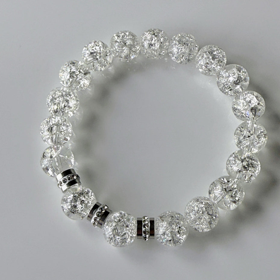 Elegantes Armband aus gebrochenen Bergkristall-Perlen mit dezenten Edelstahl-Elementen, funkelnder Glanz, handgefertigt.