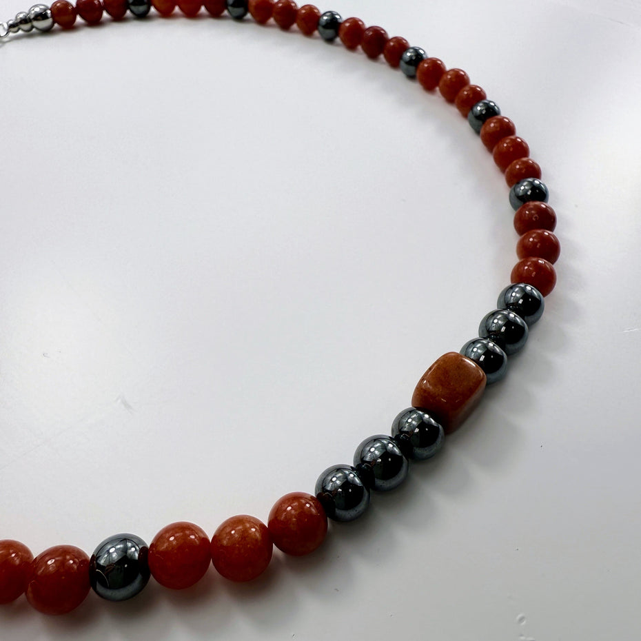 Handgemachtes Schmuckset aus Karneol- und Hämatit-Perlen, bestehend aus Halskette und Armband