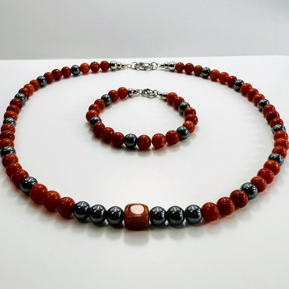 Handgemachtes Schmuckset aus Karneol- und Hämatit-Perlen, bestehend aus Halskette und Armband. Komplette Set-Ansicht.