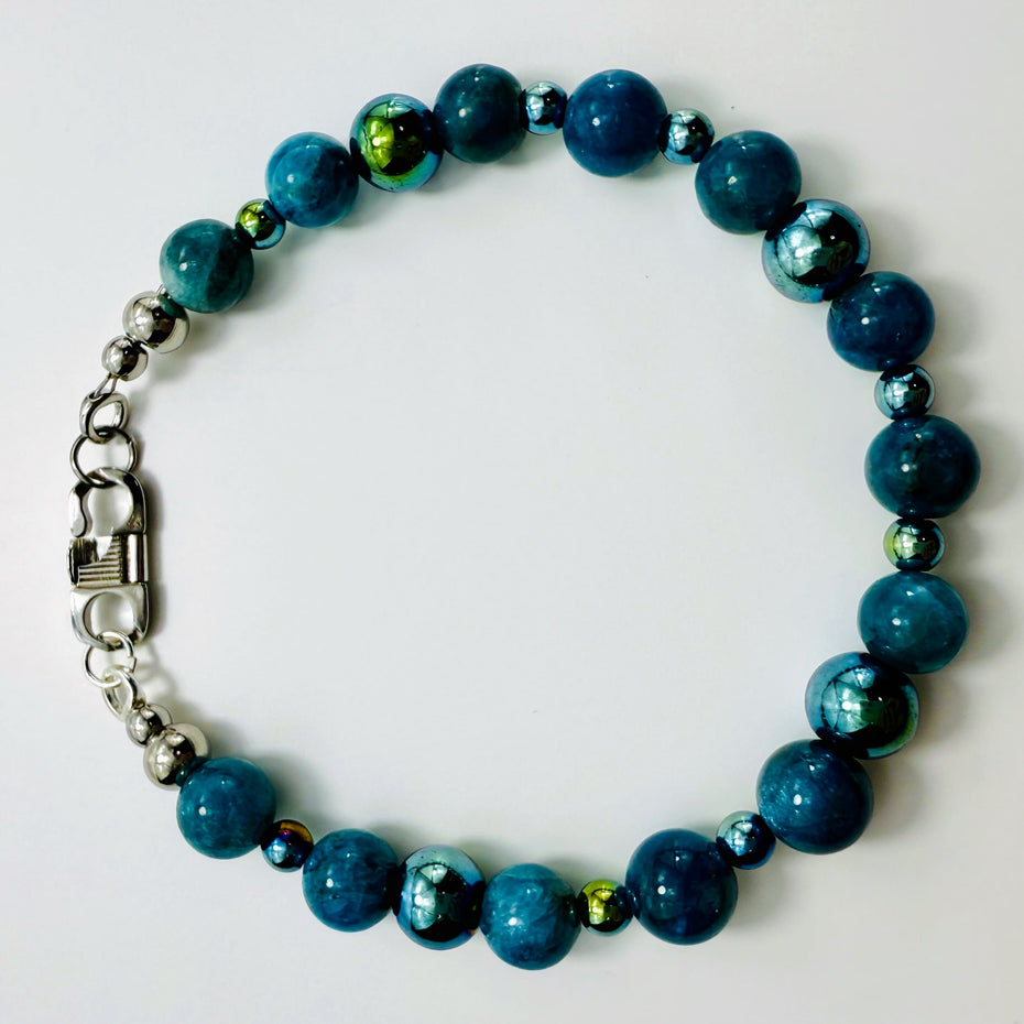 Komplettansicht des Armbands im Kreis gelegt, zeigt das Farbspiel von Blau und Silber.