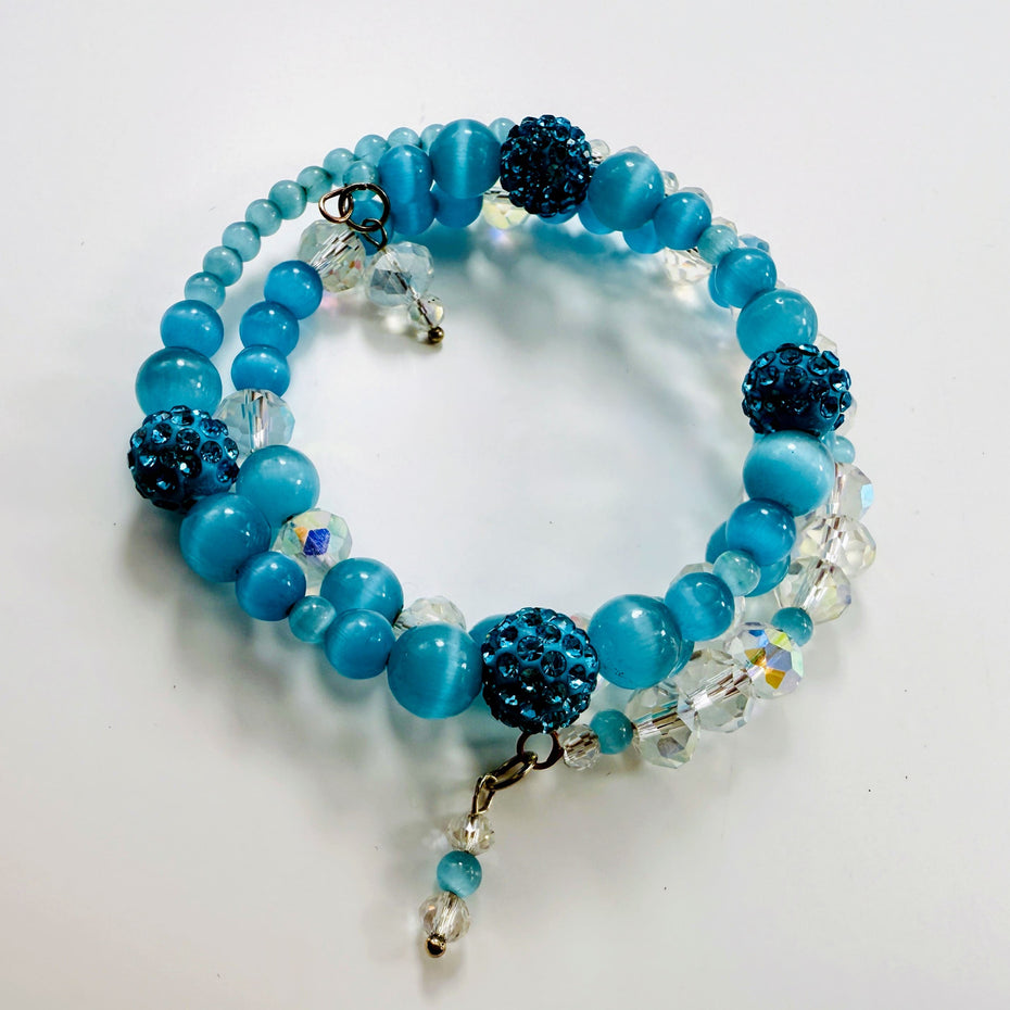 Blaues Armband aus Katzenaugen und funkelnden Glasperlen, handgefertigt auf Erinnerungsdraht.
