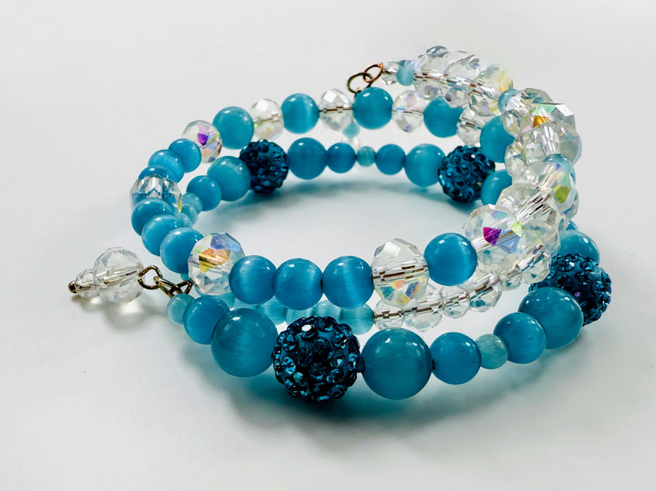 Blaues Armband aus Katzenaugen und funkelnden Glasperlen, handgefertigt auf Erinnerungsdraht.
