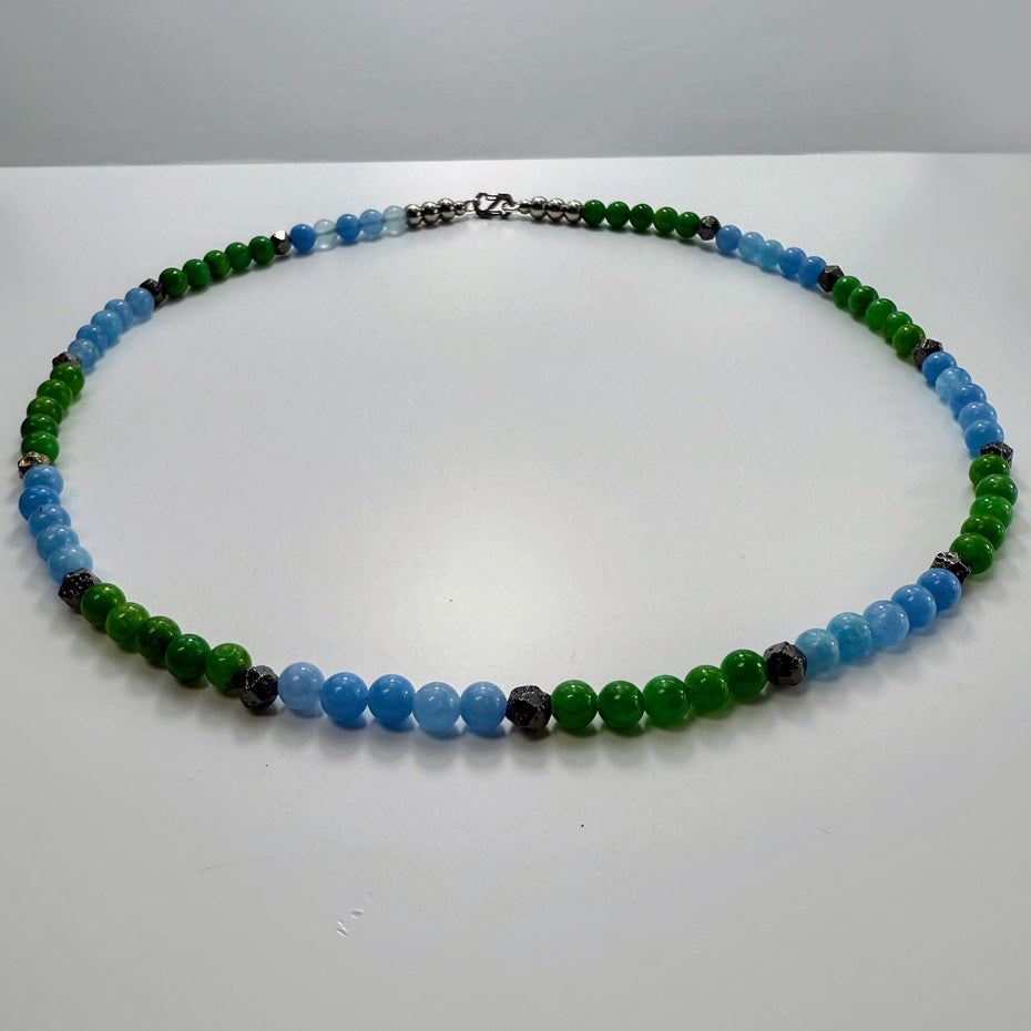 Stilvolle Steinperlenkette mit Aventurin, Aquamarin und schwarzen Lavasteinen.