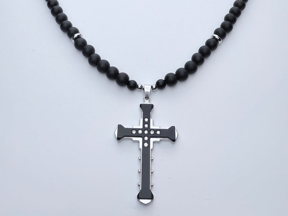 Herrenhalskette aus mattem Onyx mit großem Kreuzanhänger in Frontansicht
