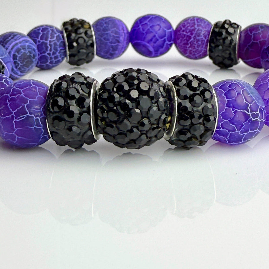 Handgefertigtes lila Drachenschuppen-Armband aus Achat und Strass in Schwarz von Elurea, in Schweizer Handarbeit gefertigt und individuell anpassbar im 'Style it yourself'-Konzept, aus hochwertigen Materialien.