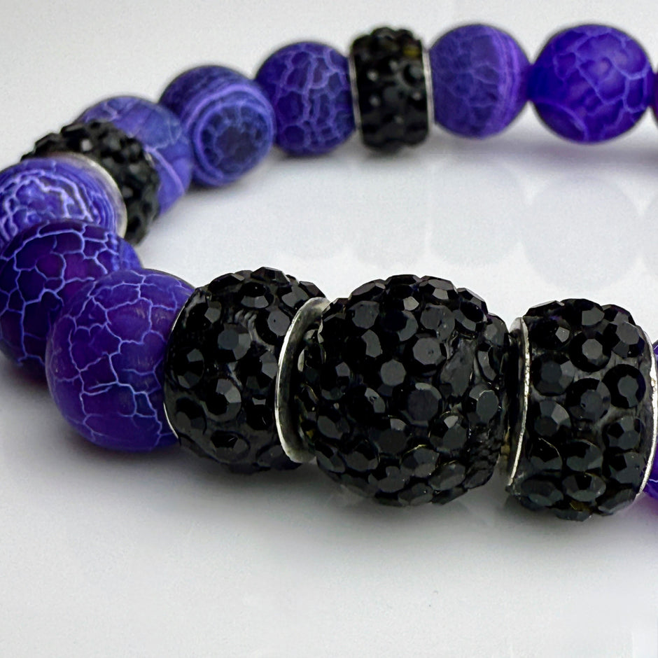 Handgefertigtes lila Drachenschuppen-Armband aus Achat und Strass in Schwarz von Elurea, in Schweizer Handarbeit gefertigt und individuell anpassbar im 'Style it yourself'-Konzept, aus hochwertigen Materialien.