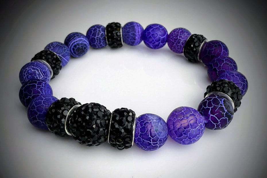 Handgefertigtes lila Drachenschuppen-Armband aus Achat und Strass in Schwarz von Elurea, in Schweizer Handarbeit gefertigt und individuell anpassbar im 'Style it yourself'-Konzept, aus hochwertigen Materialien.