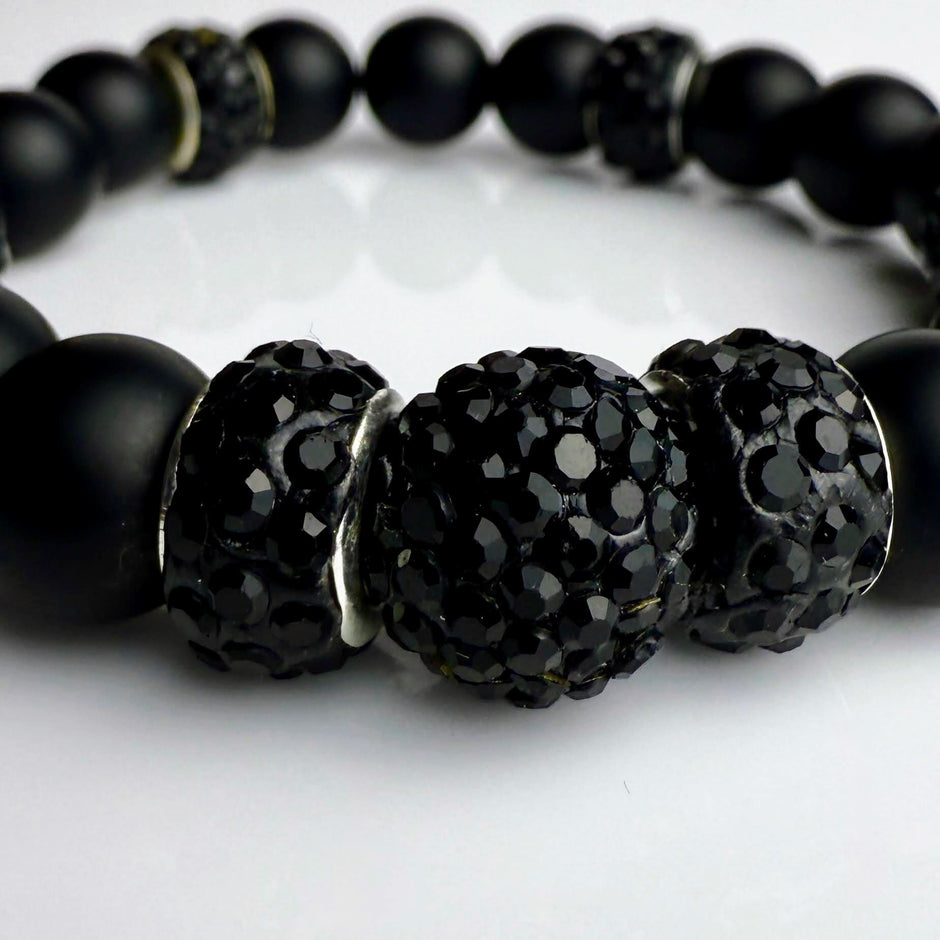 Handgefertigtes Onyx-Armband mit schwarzen Perlen und Strass-Highlights von Elurea, in Schweizer Handarbeit gefertigt und individuell anpassbar im 'Style it yourself'-Konzept, aus hochwertigen Materialien.