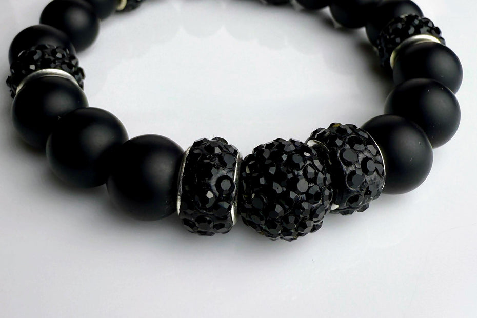 Handgefertigtes Onyx-Armband mit schwarzen Perlen und Strass-Highlights von Elurea, in Schweizer Handarbeit gefertigt und individuell anpassbar im 'Style it yourself'-Konzept, aus hochwertigen Materialien.