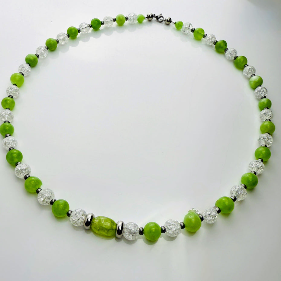 Komplette Ansicht der handgefertigten Peridot-Bergkristall Damenhalskette mit Rocailles, zeigt die harmonische Anordnung grüner Peridot- und funkelnder Bergkristall-Perlen – Schweizer Edelsteinschmuck von Elurea.