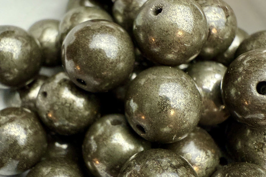 Handgefertigte Pyrit-Perlen mit goldfarbenem, metallischem Glanz, Teil des 'Style it yourself'-Angebots von Elurea, hergestellt in der Schweiz. Perfekt für individuelle, auffällige Schmuckdesigns mit hochwertigem Mineral.