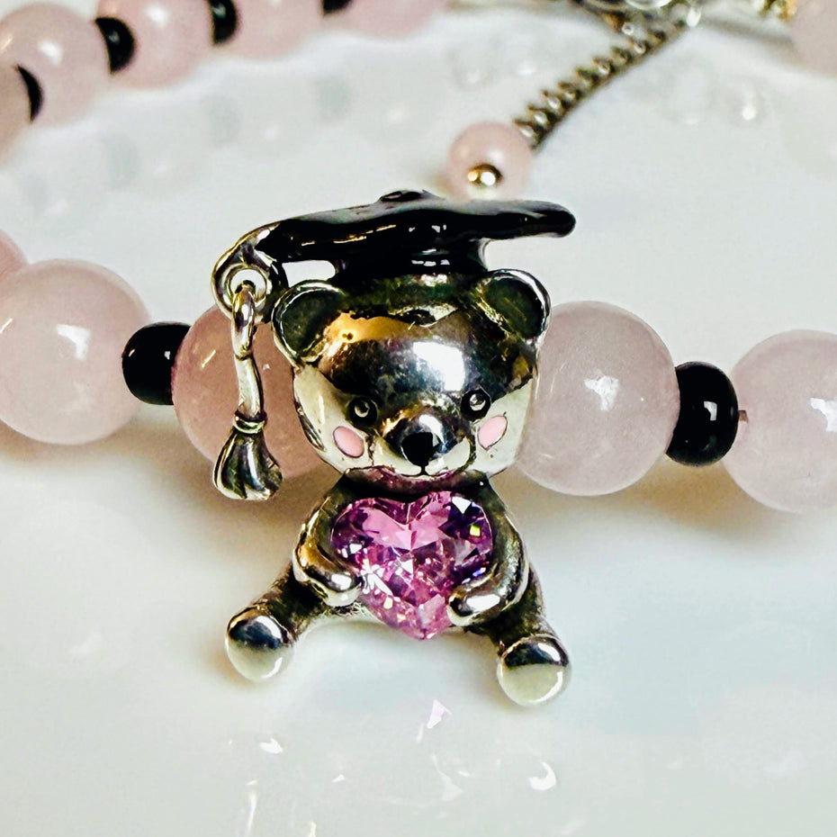 Handgefertigtes Rosenquarz-Armband mit Teddybär-Anhänger von Elurea, in Schweizer Handarbeit gefertigt und individuell anpassbar im 'Style it yourself'-Konzept, aus hochwertigen Edelsteinen.