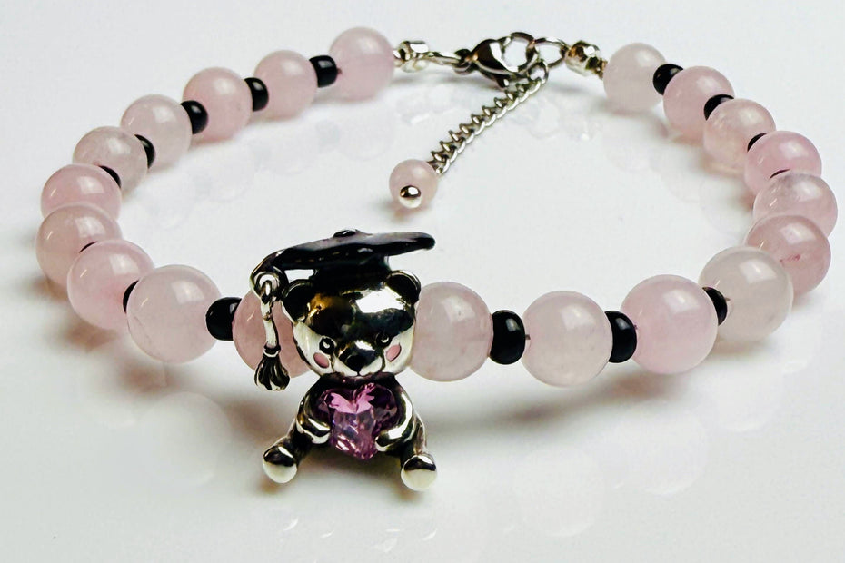 Handgefertigtes Rosenquarz-Armband mit Teddybär-Anhänger von Elurea, in Schweizer Handarbeit gefertigt und individuell anpassbar im 'Style it yourself'-Konzept, aus hochwertigen Edelsteinen.