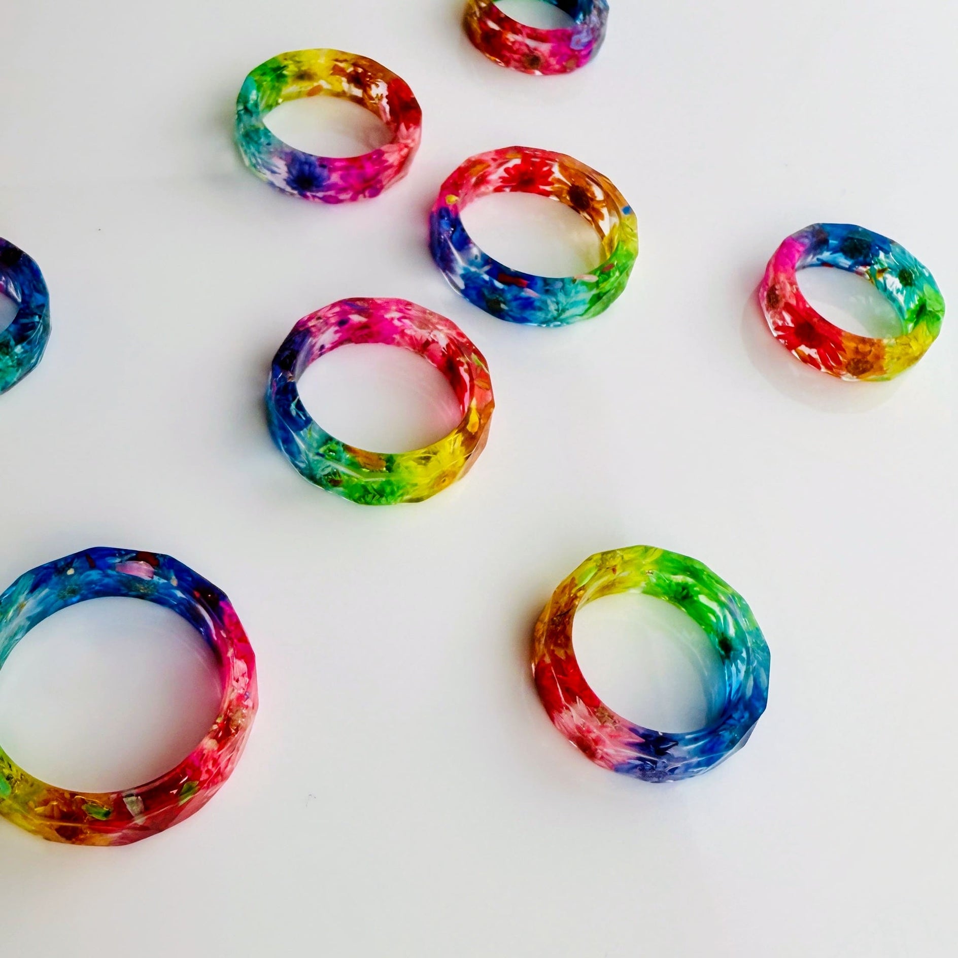 Handgefertigter bunter Seidenblüten-Ring aus klarem Epoxidharz von Elurea, in Schweizer Handarbeit gefertigt und individuell anpassbar im 'Style it yourself'-Konzept, aus hochwertigen Materialien.