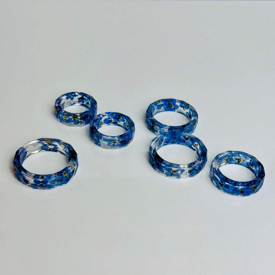 Handgefertigter Epoxidharz-Ring mit echten Vergissmeinnicht-Blüten von Elurea, in Schweizer Handarbeit gefertigt und individuell anpassbar im 'Style it yourself'-Konzept, aus hochwertigen Materialien.