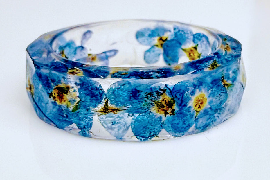 Handgefertigter Epoxidharz-Ring mit echten Vergissmeinnicht-Blüten von Elurea, in Schweizer Handarbeit gefertigt und individuell anpassbar im 'Style it yourself'-Konzept, aus hochwertigen Materialien.