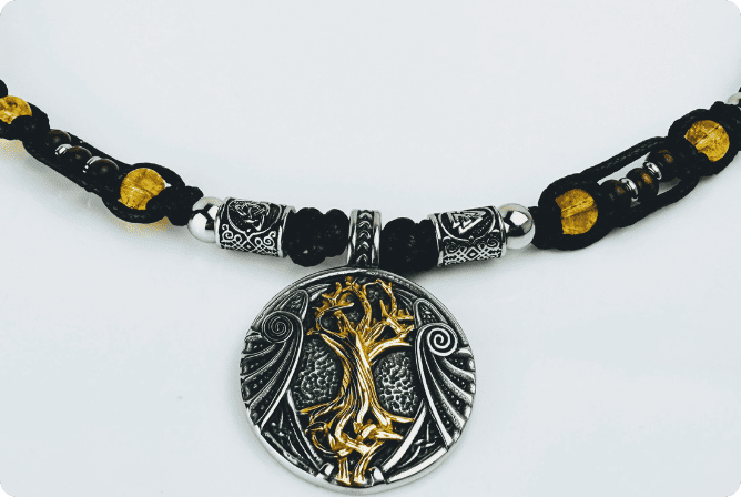 Handgeknüpfte Makramee-Kette mit funkelnden Citrin-Steinperlen, edlen Edelstahlelementen und einem kunstvoll verzierten Runenanhänger. Schweizer Schmuckstück, das Eleganz und Mystik verbindet.