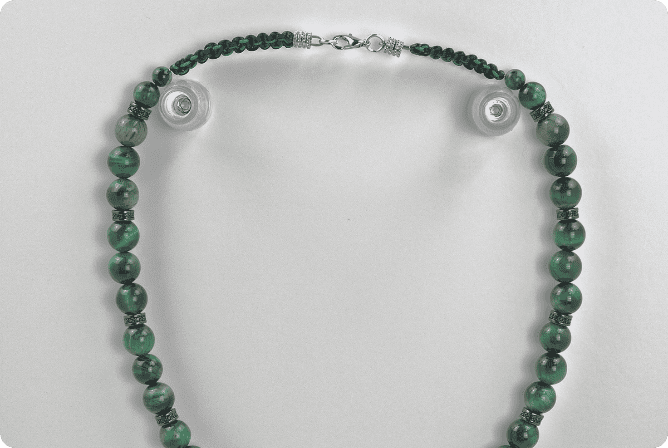 Handgefertigte Herrenhalskette aus grünen Tigeraugen-Perlen mit Edelstahl-Runenanhänger, gefertigt in der Schweiz. Ausdruck von Kraft, Eleganz und nordischer Mystik, perfekt für besondere Anlässe oder den Alltag.