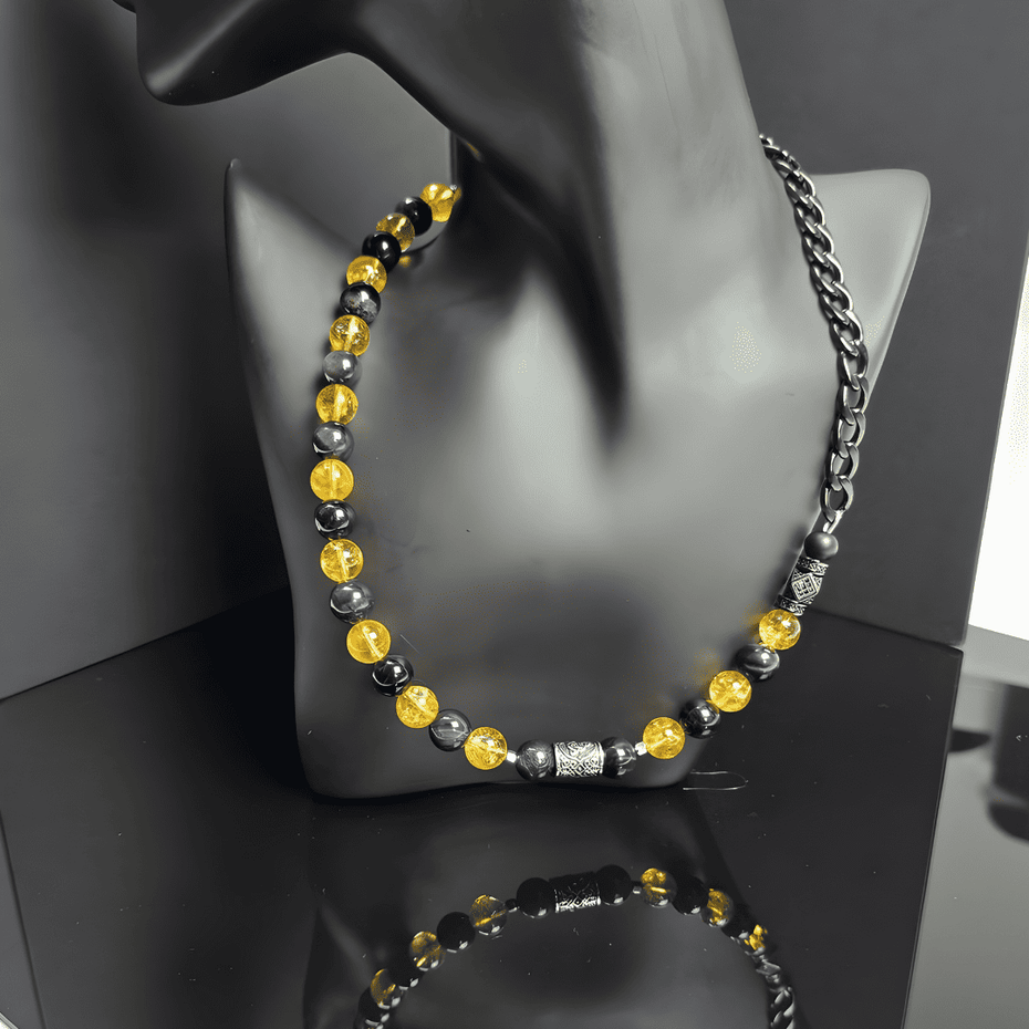 Herren Halskette mit Citrin- und Achat-Steinperlen, kombiniert mit schwarzer Edelstahlkette und asymmetrischem Design, handgefertigt in der Schweiz. Modern, langlebig und stilvoll – perfekt für lässige oder elegante Anlässe.