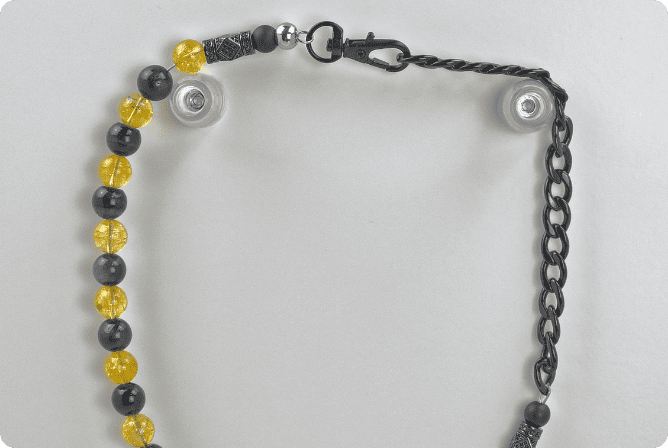 Herren Halskette mit Citrin- und Achat-Steinperlen, kombiniert mit schwarzer Edelstahlkette und asymmetrischem Design, handgefertigt in der Schweiz. Modern, langlebig und stilvoll – perfekt für lässige oder elegante Anlässe.