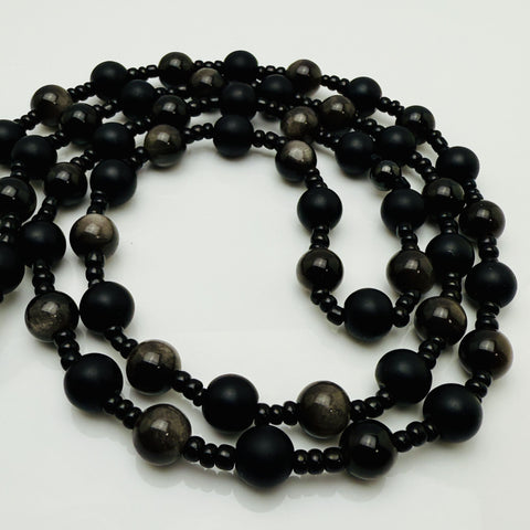 Handgefertigte Herren-Steinperlenkette mit matten Onyx-Perlen, schimmerndem Rauchquarz und einem großen geschliffenen Achat-Scheibenanhänger. Ein maskulines Accessoire, das Eleganz und Natürlichkeit verbindet.