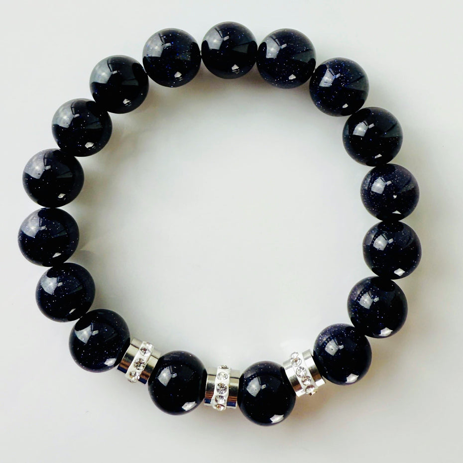 Marineblaues Damen-Armband aus schimmerndem Sandstein, ergänzt durch hochwertige Strass-Elemente. Elegantes Design, das bei jedem Anlass funkelnde Akzente setzt.