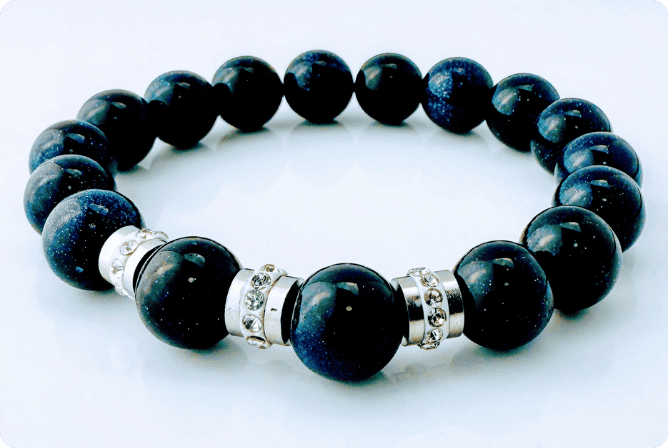 Marineblaues Damen-Armband aus schimmerndem Sandstein, ergänzt durch hochwertige Strass-Elemente. Elegantes Design, das bei jedem Anlass funkelnde Akzente setzt.