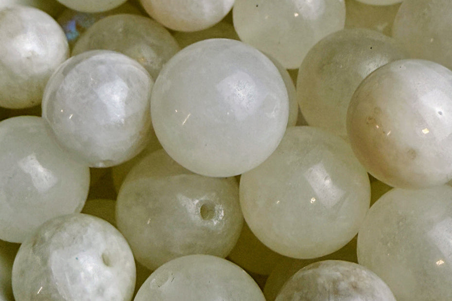Mondstein-Perlen mit perlmuttartigem Schimmer, vielseitig und elegant, erhältlich im 'Style it yourself'-Angebot von Elurea. Perfekt für einzigartigen Schmuck.