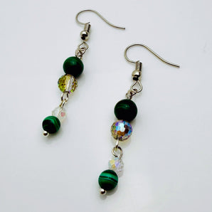 Elegante Ohrhänger aus Malachit und facettierten Glasperlen mit silbernen Edelstahl-Elementen.