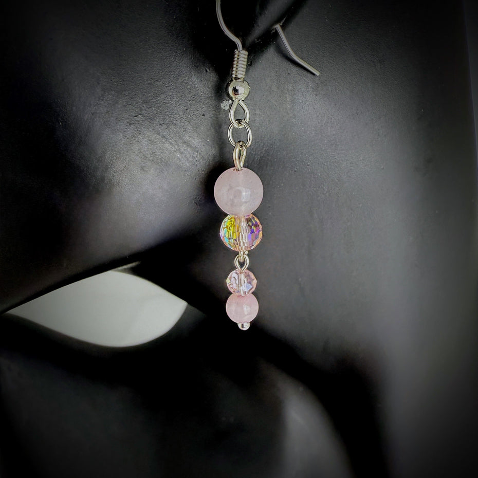 Elegante Ohrhänger mit Rosenquarzperlen und funkelnden facettierten Glasperlen, kombiniert mit Edelstahl.