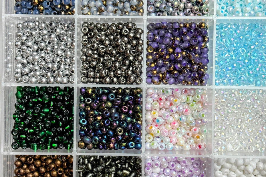 Rocaille-Perlen in verschiedenen Farben und Oberflächen, vielseitig einsetzbar für Schmuck und Kunsthandwerk, erhältlich im ‚Style it yourself‘-Angebot von Elurea. Perfekt für kreative Designs.
