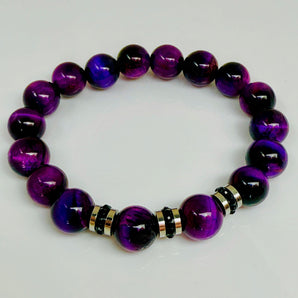 Lila Tigeraugen-Armband mit funkelnden schwarzen Kristallelementen in Edelstahlfassungen, handgefertigt in der Schweiz. Kraftvolles und elegantes Design, perfekt für jeden Anlass.