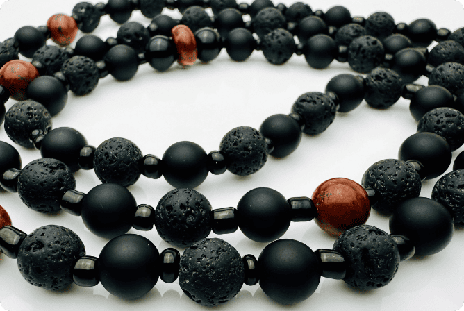 Handgefertigte Yin-Yang-Steinperlen-Herren-Halskette mit schwarzen Lavasteinen, matten Onyx-Perlen und braunen Achat-Highlights. Elegant und maskulin, perfekt für jeden Anlass.