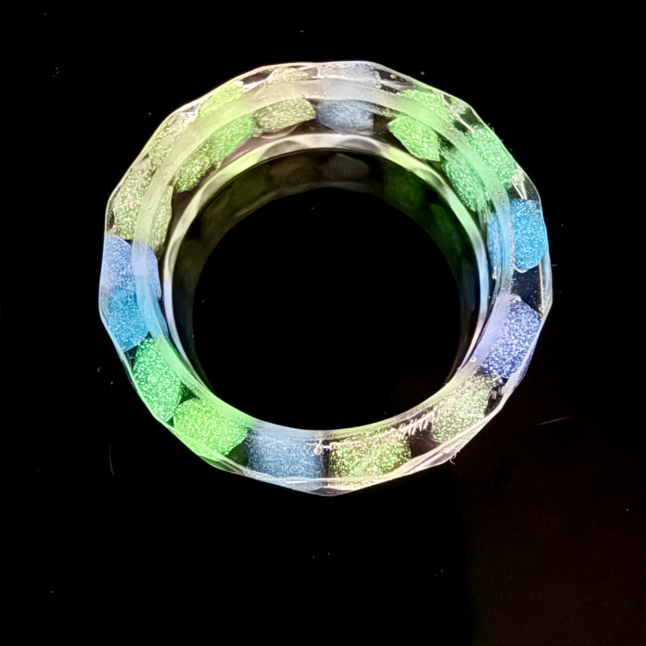 Mystic Glow – Handgefertigter Harzring mit Leuchtsteinen