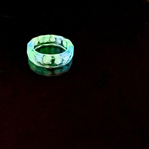 Mystic Glow – Handgefertigter Harzring mit Leuchtsteinen