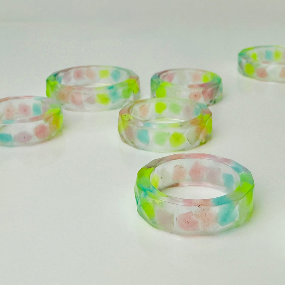 Mystic Glow – Handgefertigter Harzring mit Leuchtsteinen