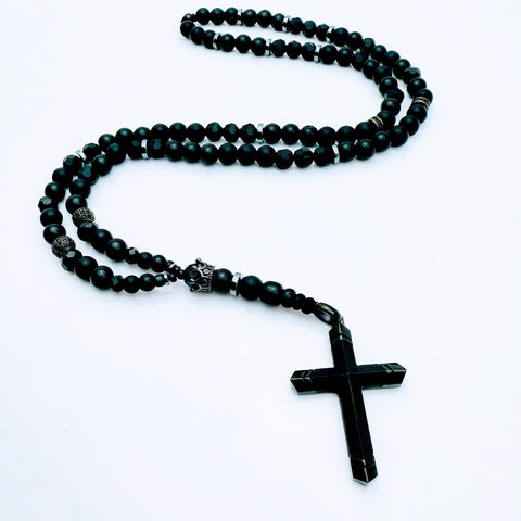 Schwarze Perlenkette mit glänzenden und matten Edelstahl-Elementen für einen einzigartigen Look.