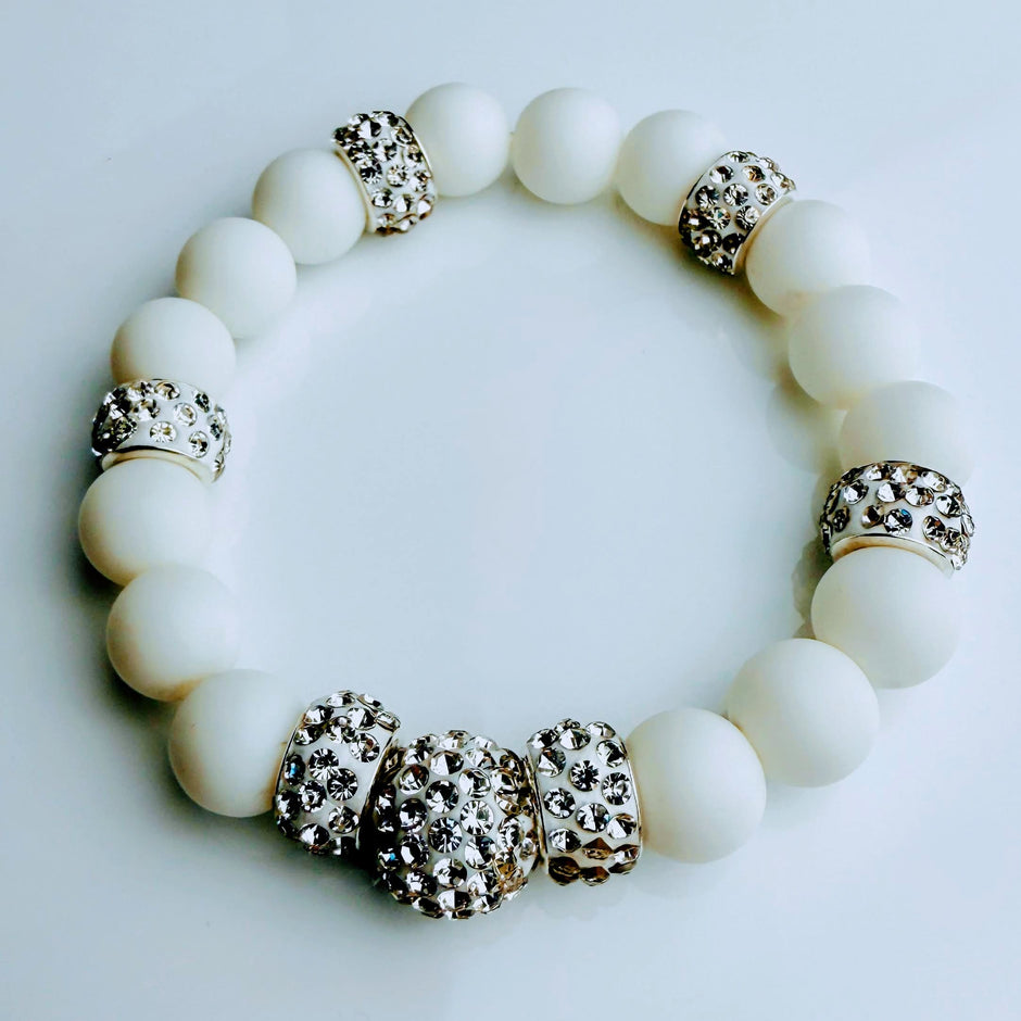 Handgefertigtes-Weisses Achat-Armband – Strahlende Eleganz mit Strasssteinen von Elurea, in Schweizer Handarbeit gefertigt und individuell anpassbar im 'Style it yourself'-Konzept, aus hochwertigen Materialien.