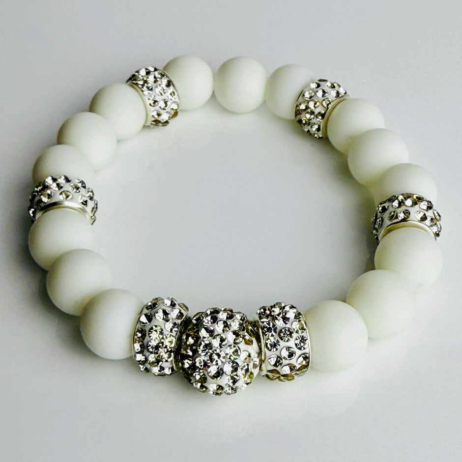 Handgefertigtes-Weisses Achat-Armband – Strahlende Eleganz mit Strasssteinen von Elurea, in Schweizer Handarbeit gefertigt und individuell anpassbar im 'Style it yourself'-Konzept, aus hochwertigen Materialien.