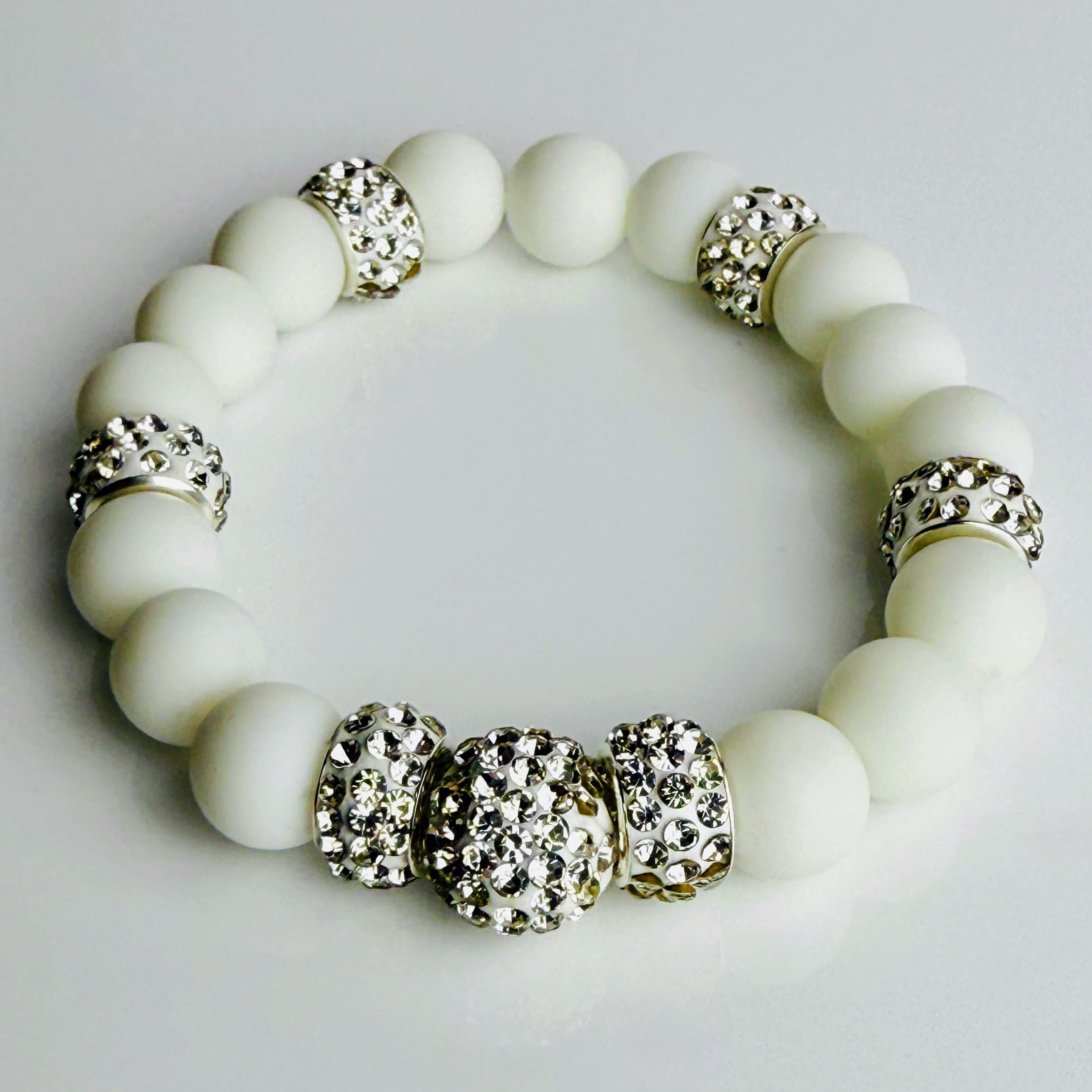 Handgefertigtes-Weisses Achat-Armband – Strahlende Eleganz mit Strasssteinen von Elurea, in Schweizer Handarbeit gefertigt und individuell anpassbar im 'Style it yourself'-Konzept, aus hochwertigen Materialien.