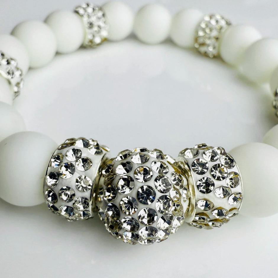 Handgefertigtes-Weisses Achat-Armband – Strahlende Eleganz mit Strasssteinen von Elurea, in Schweizer Handarbeit gefertigt und individuell anpassbar im 'Style it yourself'-Konzept, aus hochwertigen Materialien.