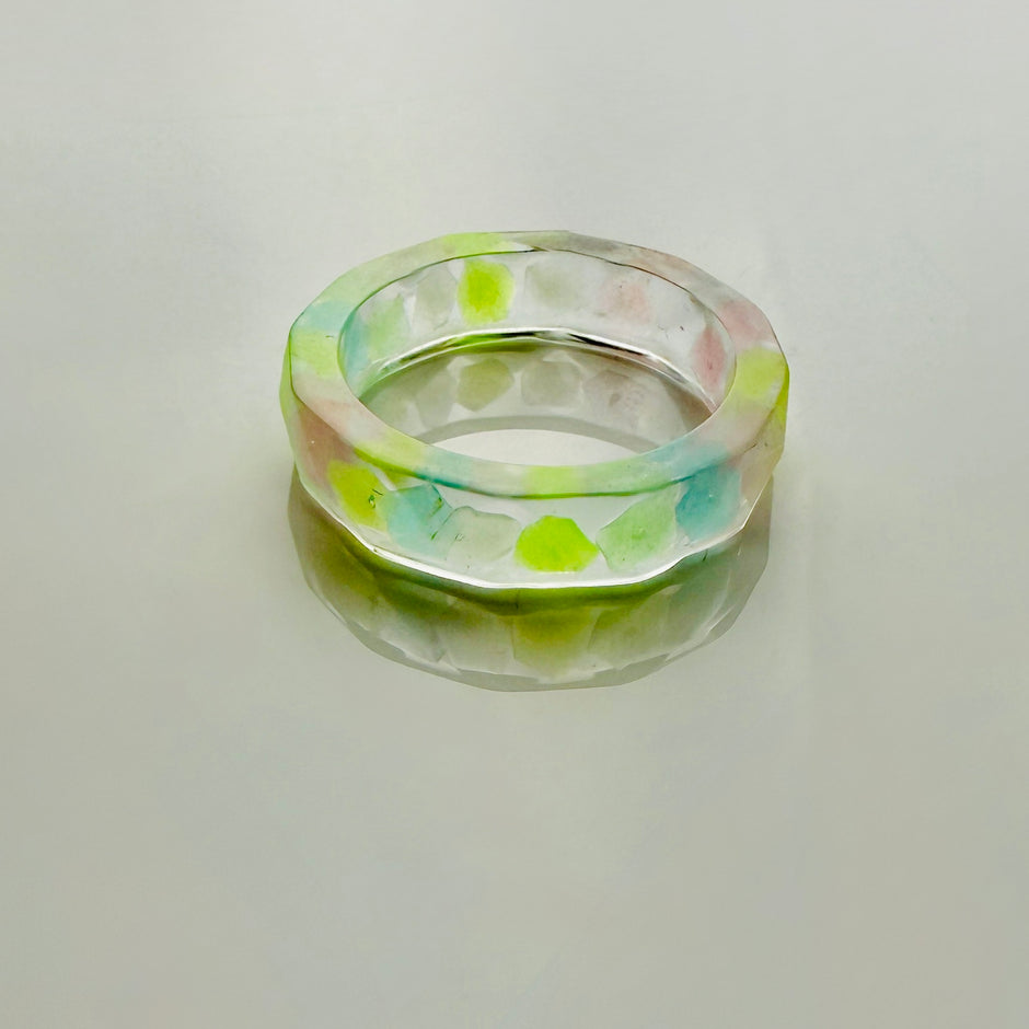 Mystic Glow – Handgefertigter Harzring mit Leuchtsteinen