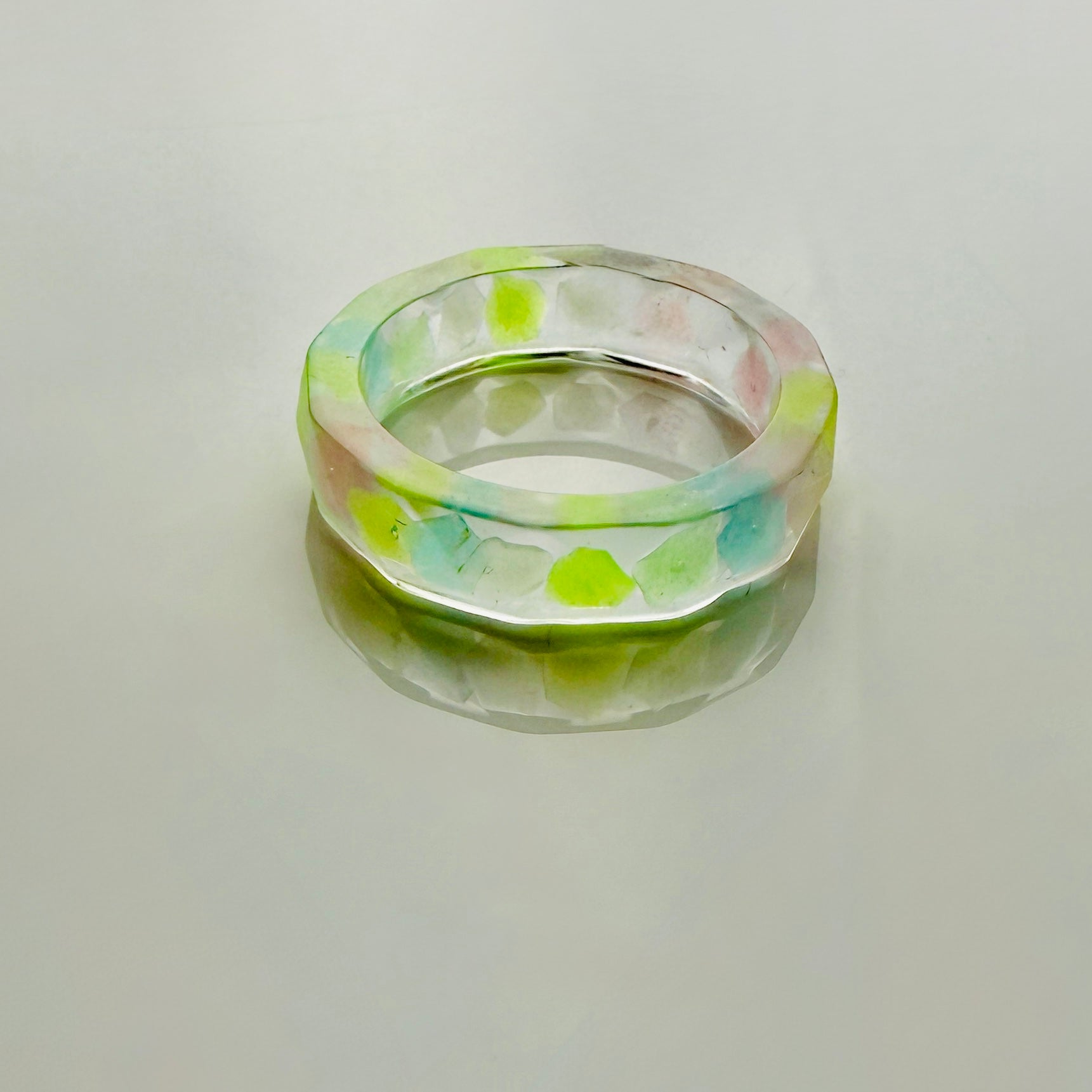 Mystic Glow – Handgefertigter Harzring mit Leuchtsteinen