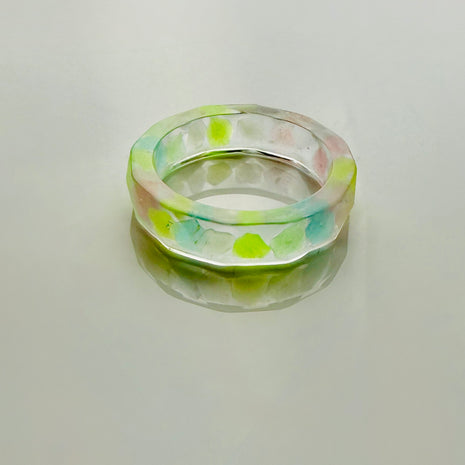 Mystic Glow – Handgefertigter Harzring mit Leuchtsteinen