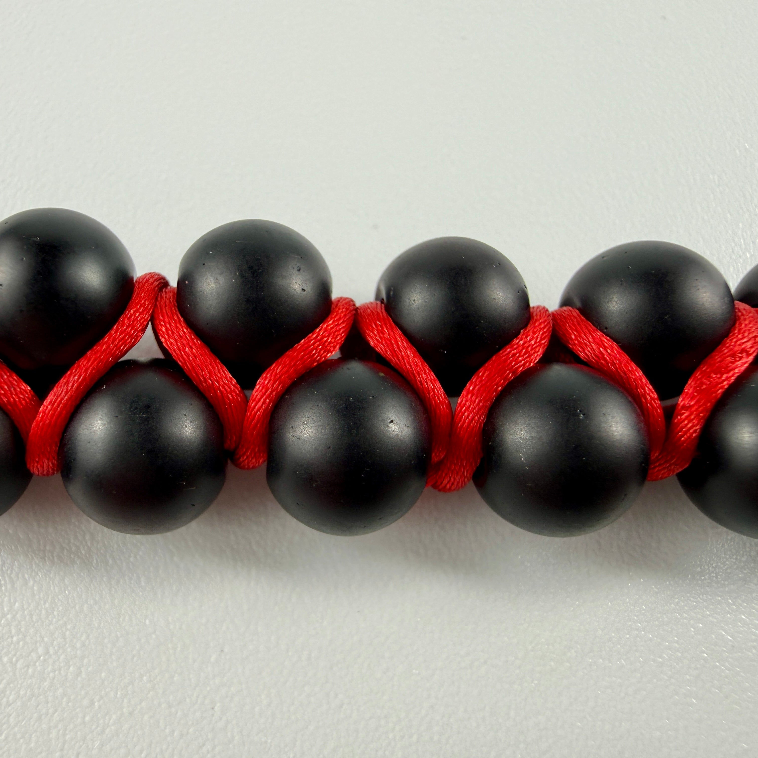 Onyx Armband zweireihig mit rotem Makramee