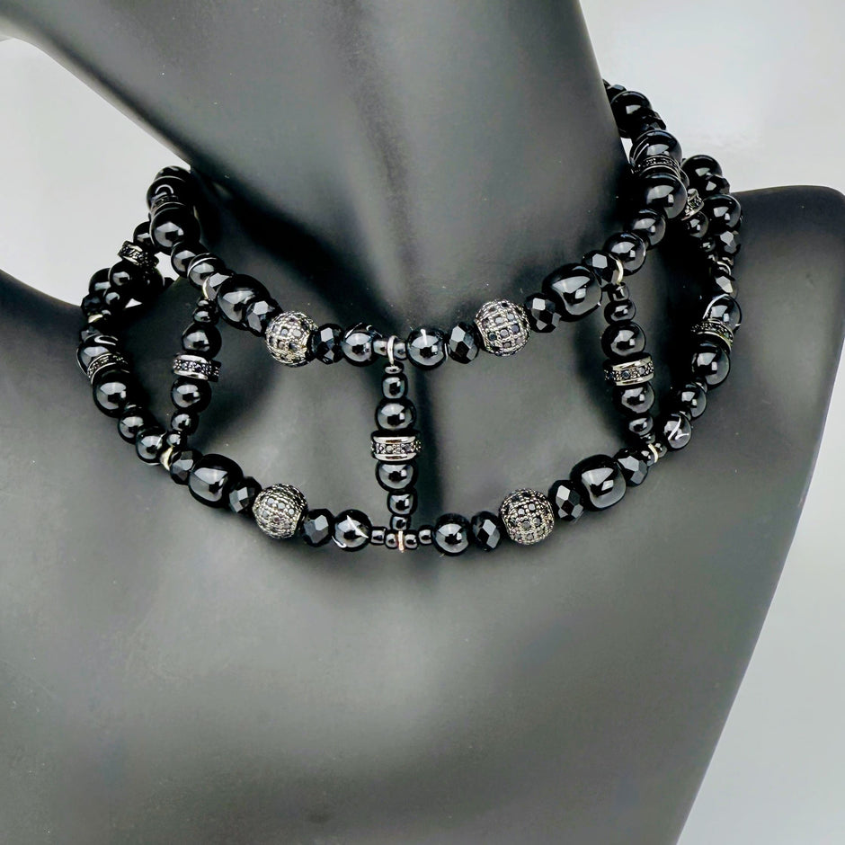 Hochwertige schwarze Glasperlen-Halskette, verziert mit edlen Zirkonia-Elementen und stabilen Edelstahldetails.